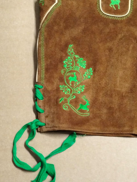 Green silk Edelweiss Reliefstickerei macro, stag-within-wreath motif, walnut suede — Haider Living 127-hour embroidery